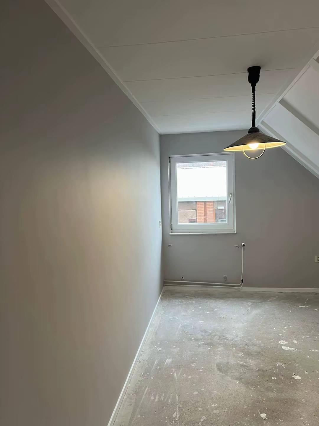 Kamer in Den Haag met glad geschilderde muren, raam en wit plafond