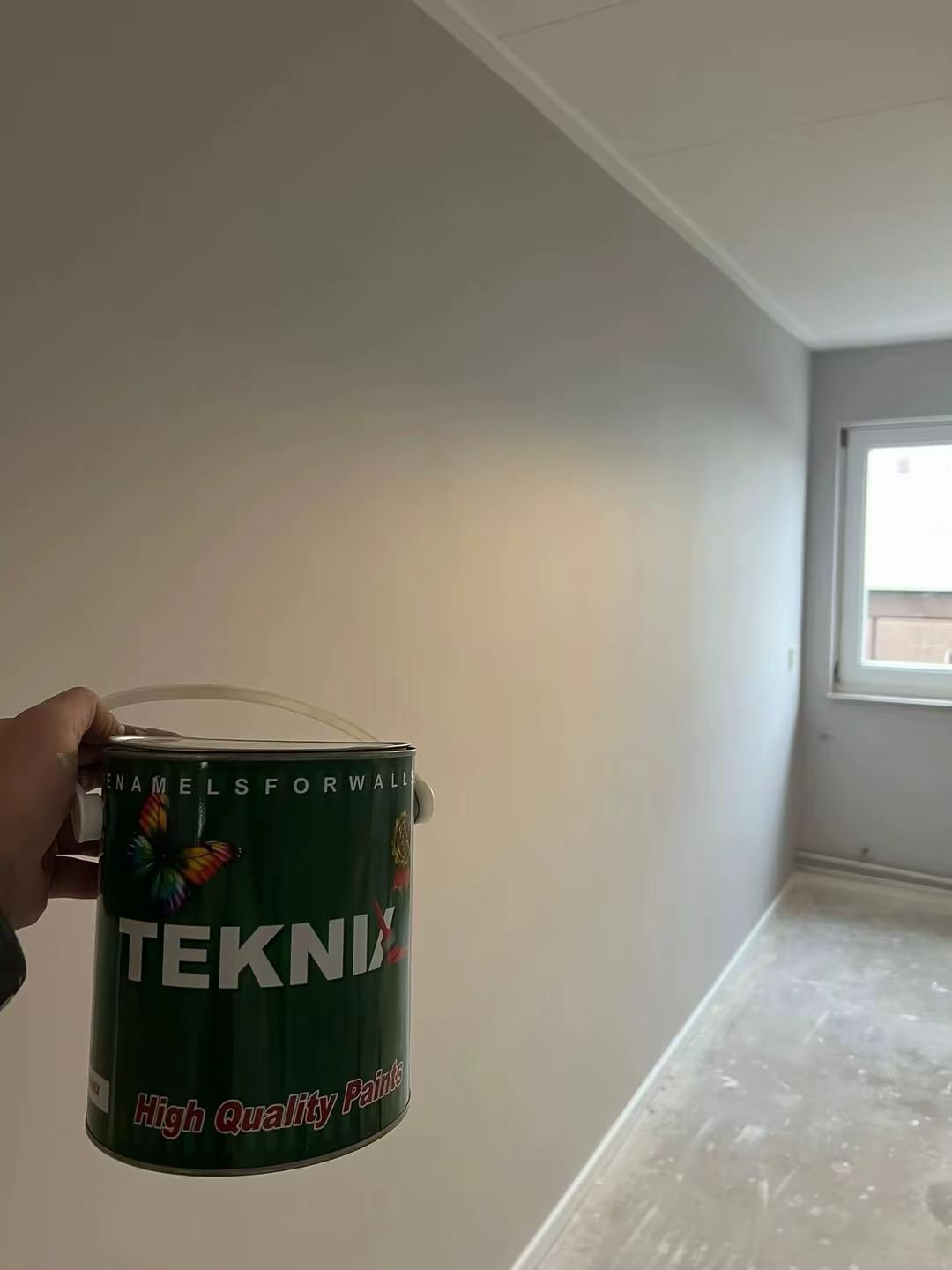 Teknix verfblik in kamer met strak geschilderde lichtgrijze muren en wit plafond
