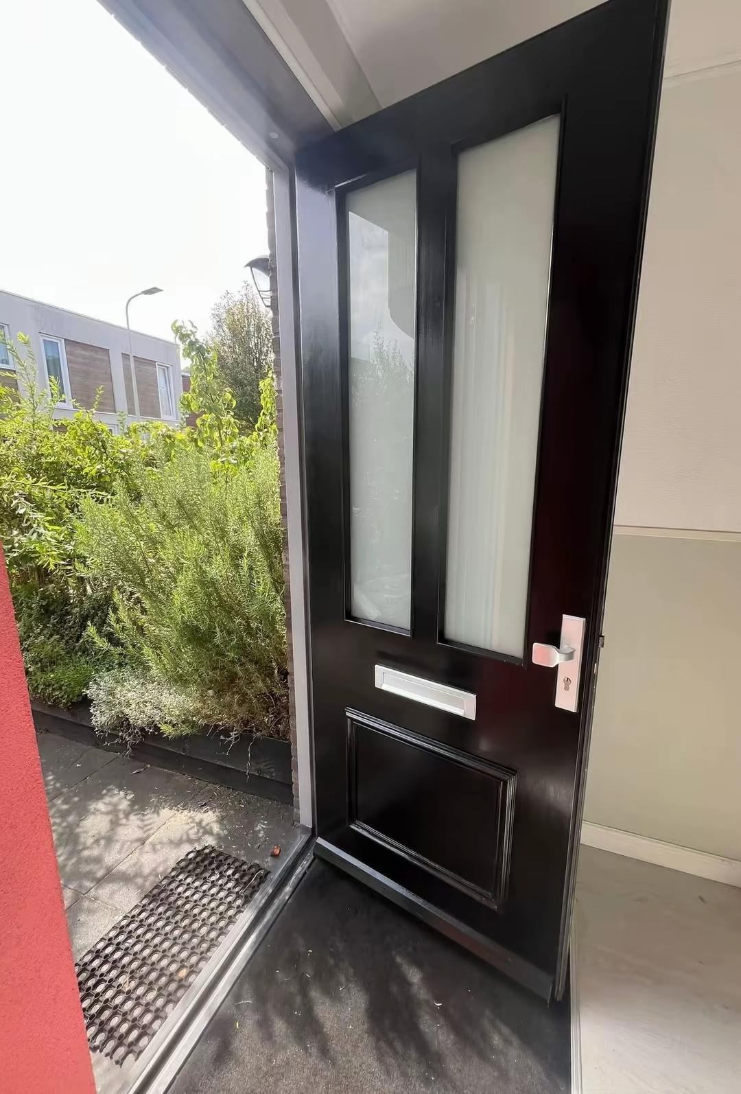 Geschilderde voordeur met glas en kozijn in Den Haag