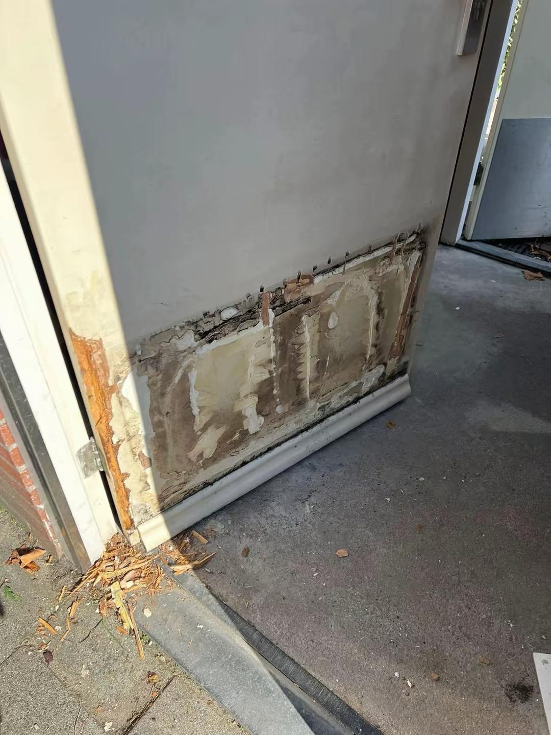 Houtrot aan deurkozijn voor reparatie tijdens buitenschilderwerk in Delft