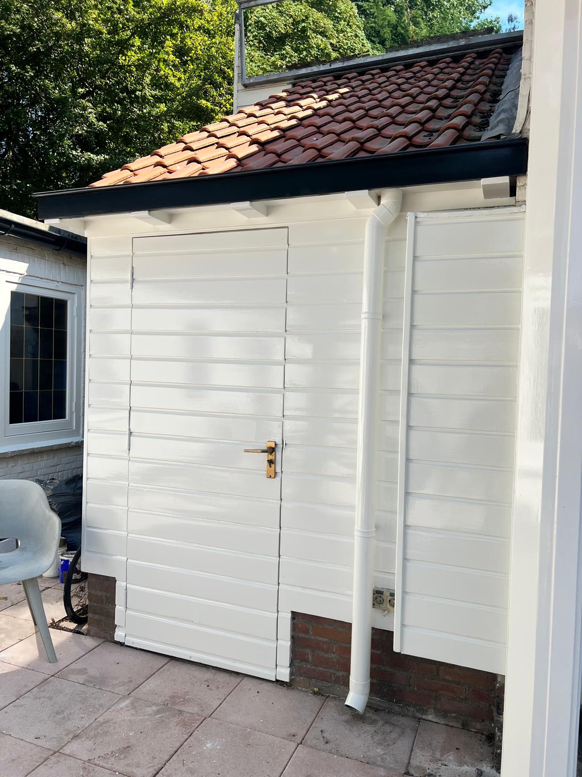 Geschilderde deur en houtwerk van bijgebouw