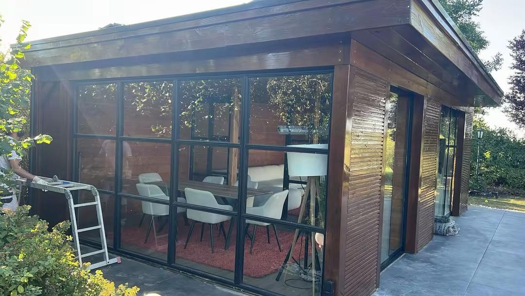 Geschuurd houtwerk van de veranda