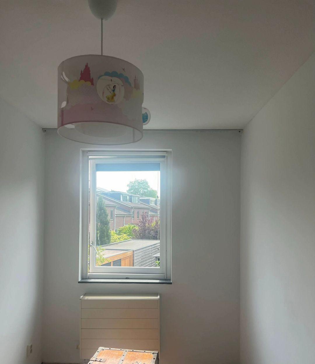 Babykamer met geschilderde wanden en raamkozijn in Delfgauw