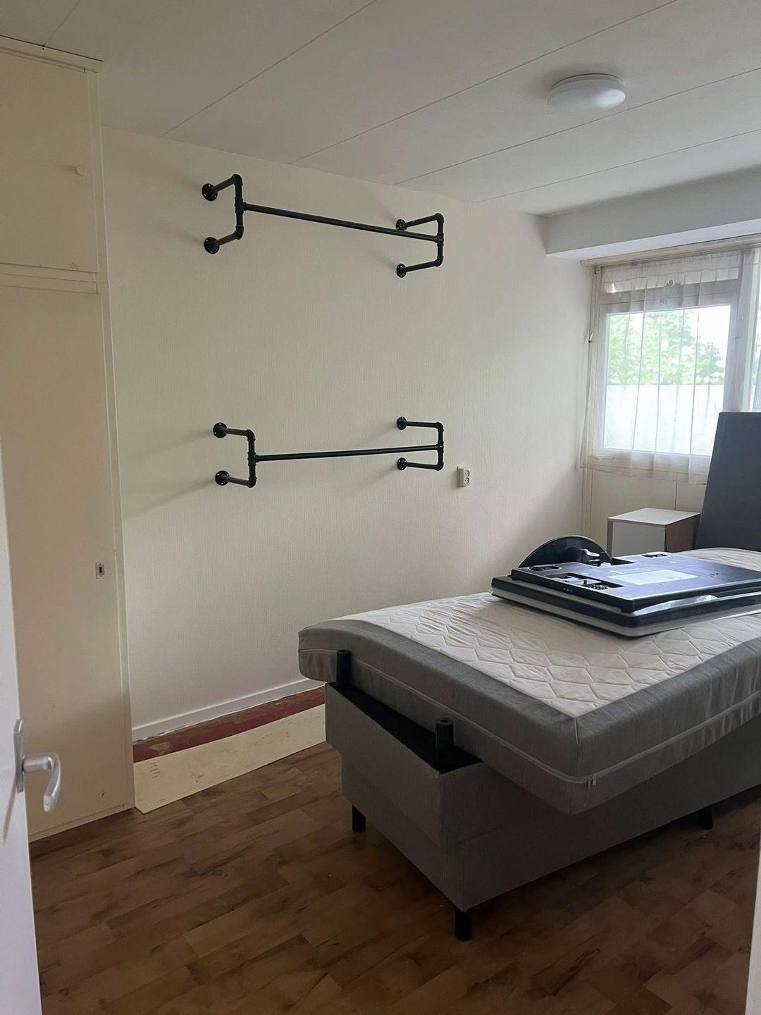 Slaapkamer met professioneel afgewerkte muren