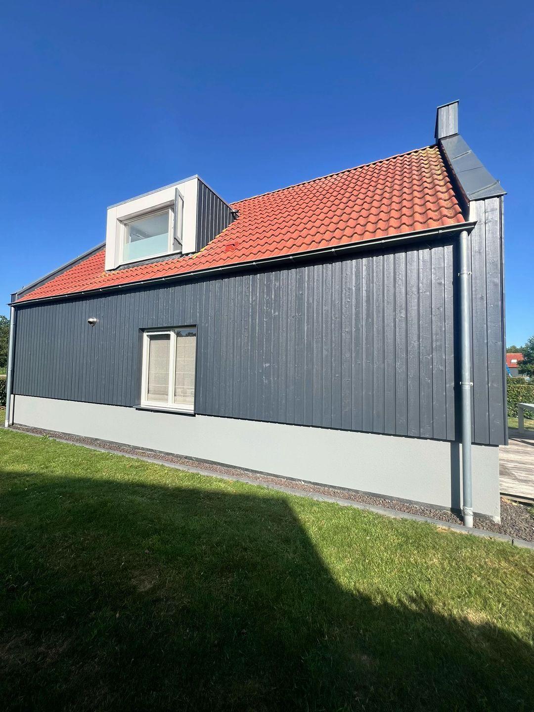 Buitengevel met geschilderde kozijnen