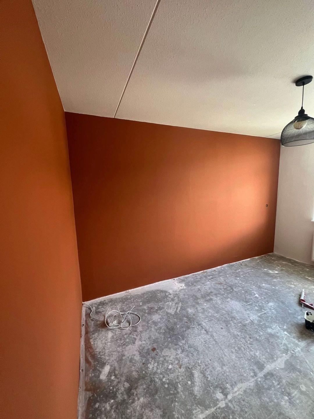 Kamer met terracotta geschilderde wanden in Zoetermeer