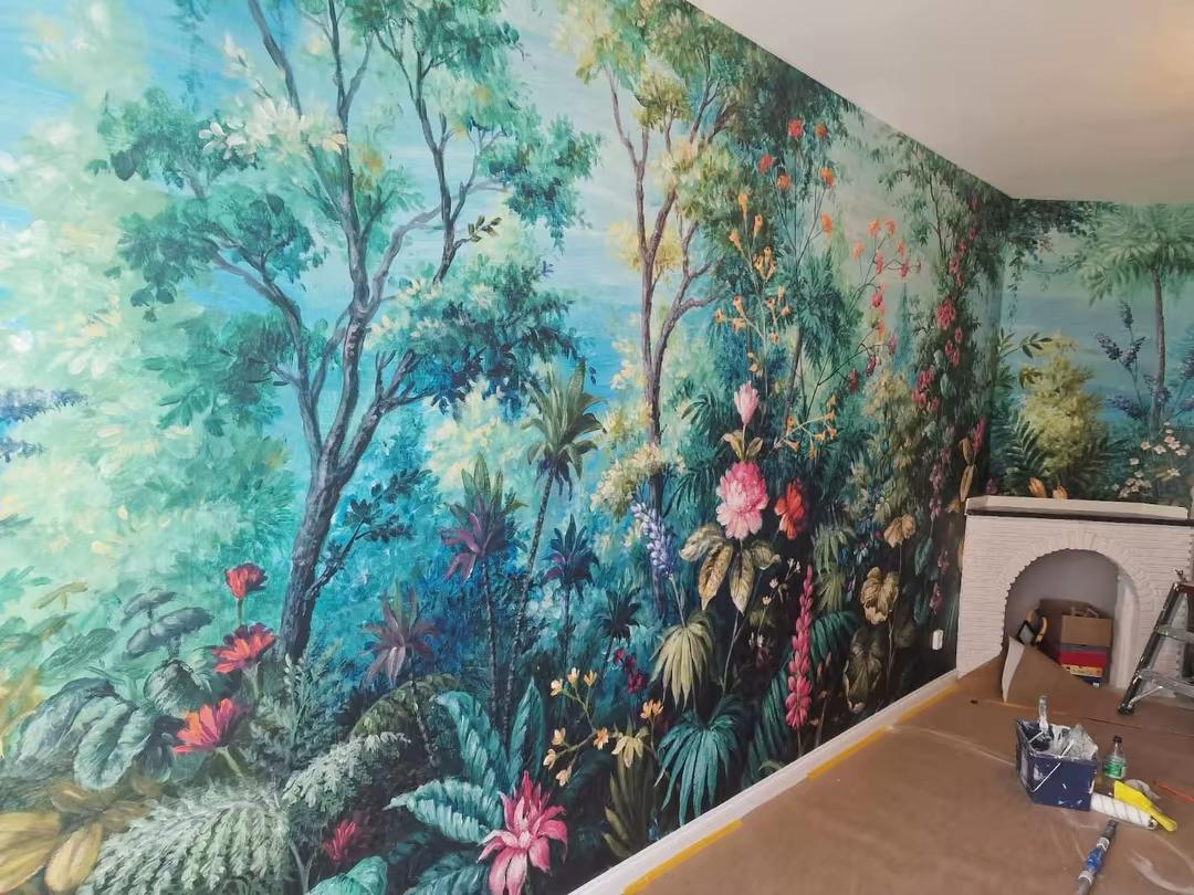 Botanisch behang tijdens de plaatsing in de woonkamer