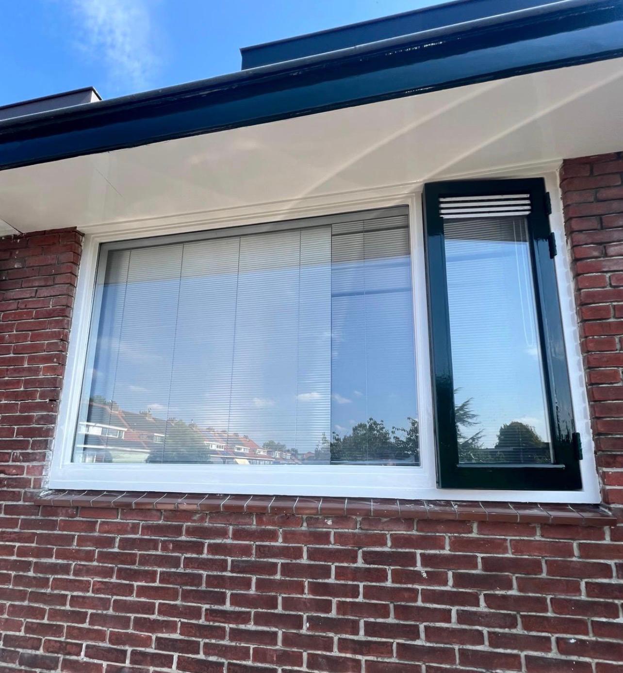 Hersteld kozijn en dakoverstek na houtrotreparatie en schilderwerk