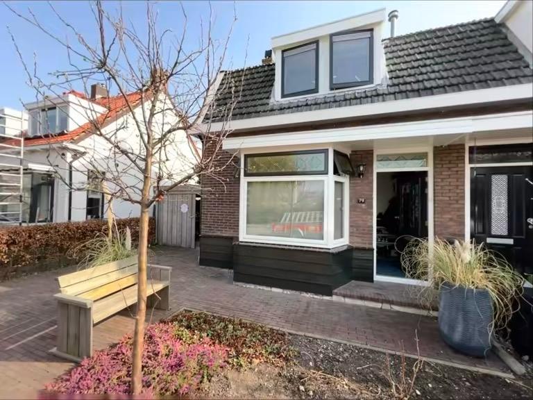 Voorgevel met geschilderde kozijnen, ramen en rabatdelen in Rotterdam
