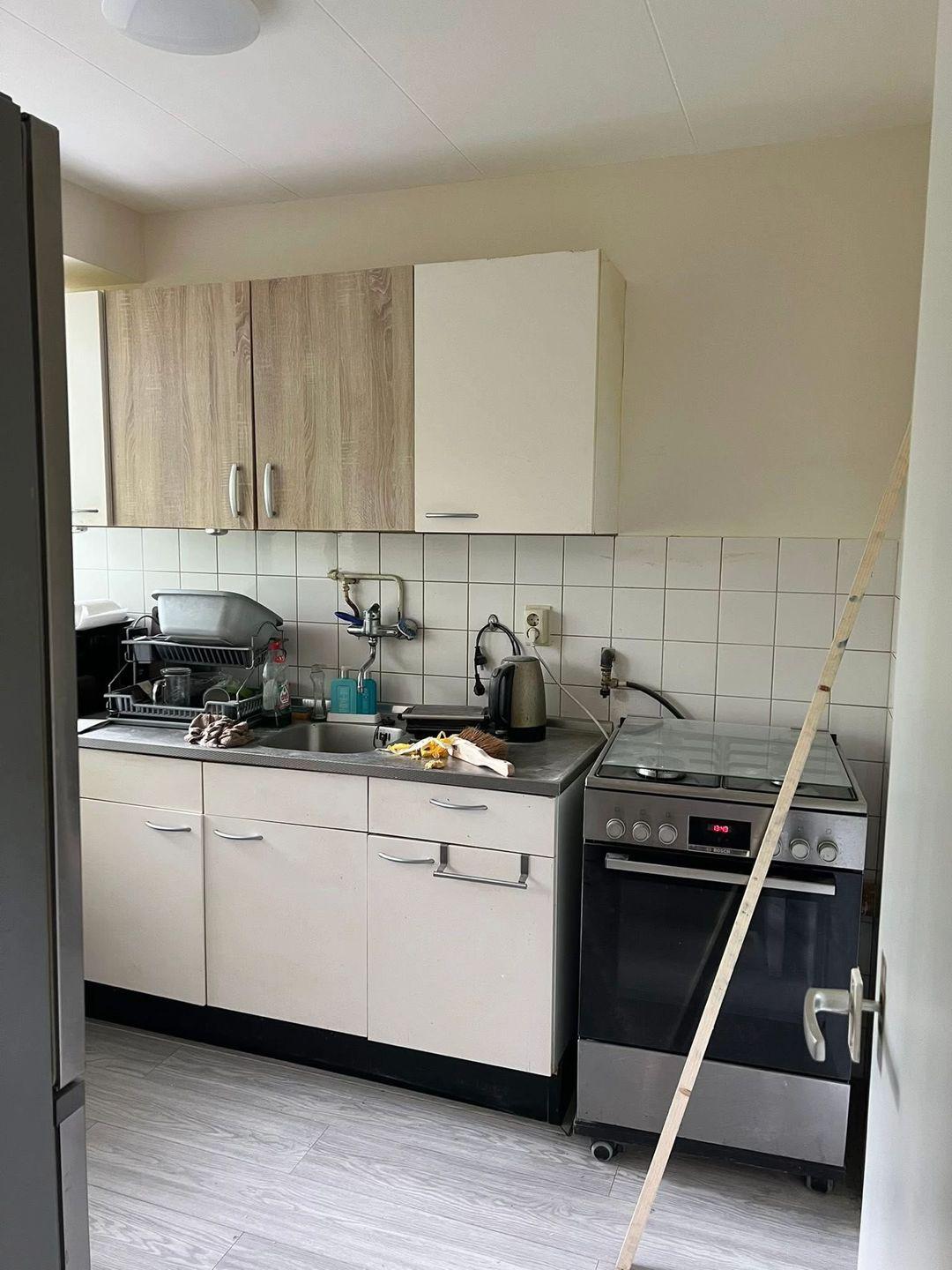 Keuken met strak geschilderde wanden