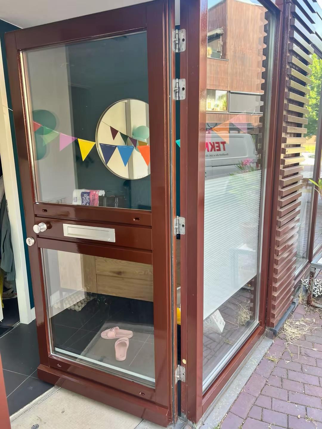Detail van geschilderde ramen en kozijnen in Papendrecht