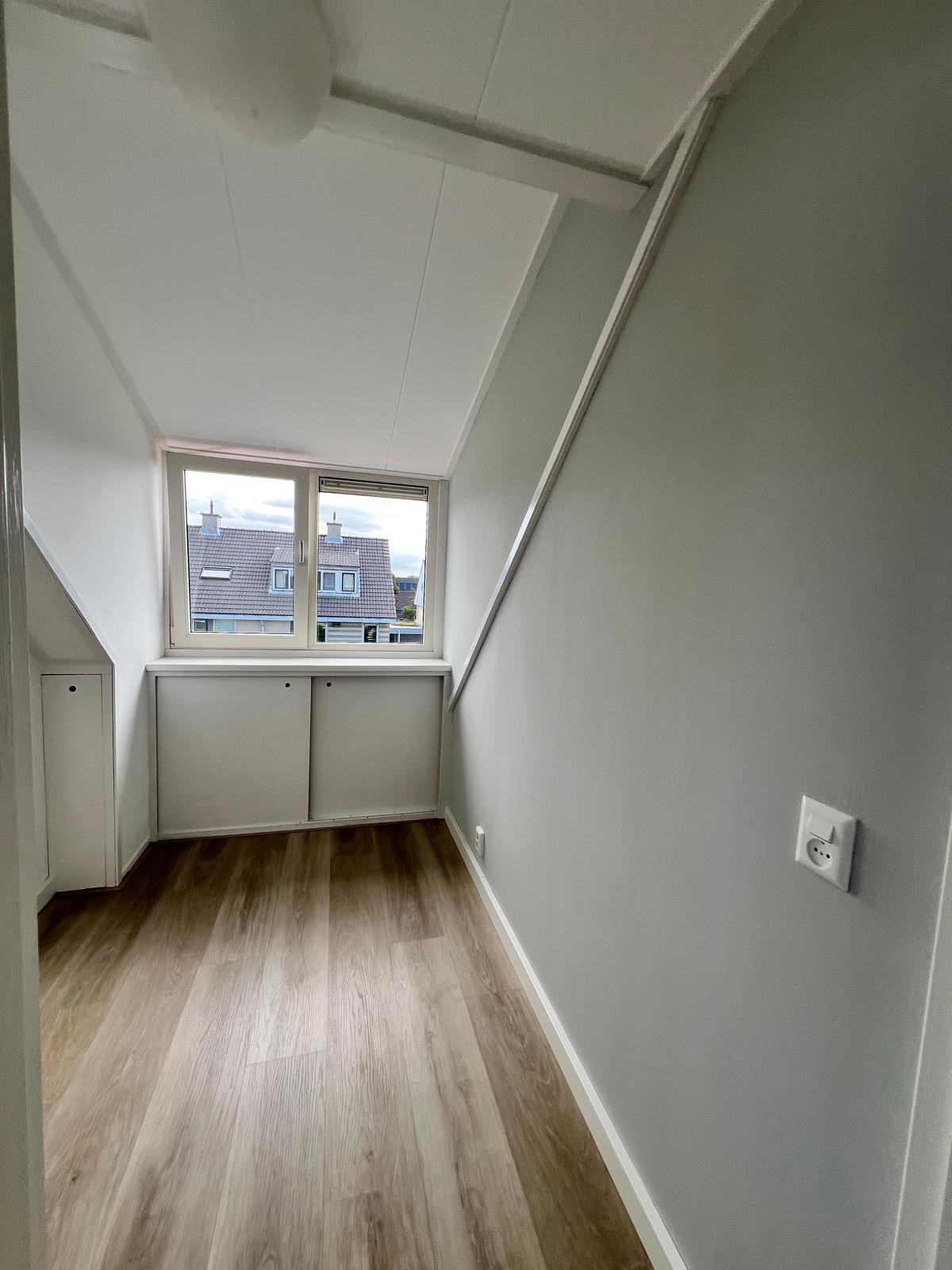 Kamer met geschilderde wanden en plafond