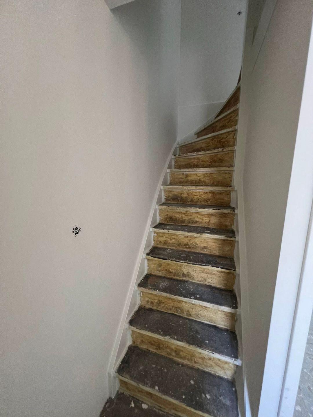 Trap met geschilderde trapwangen in Zoetermeer