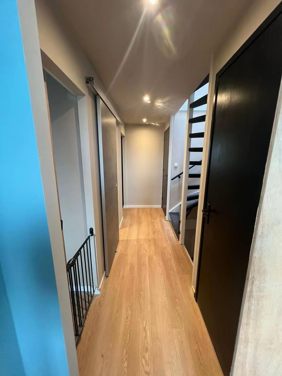 Gang met geschilderde wanden, plafond en deuren