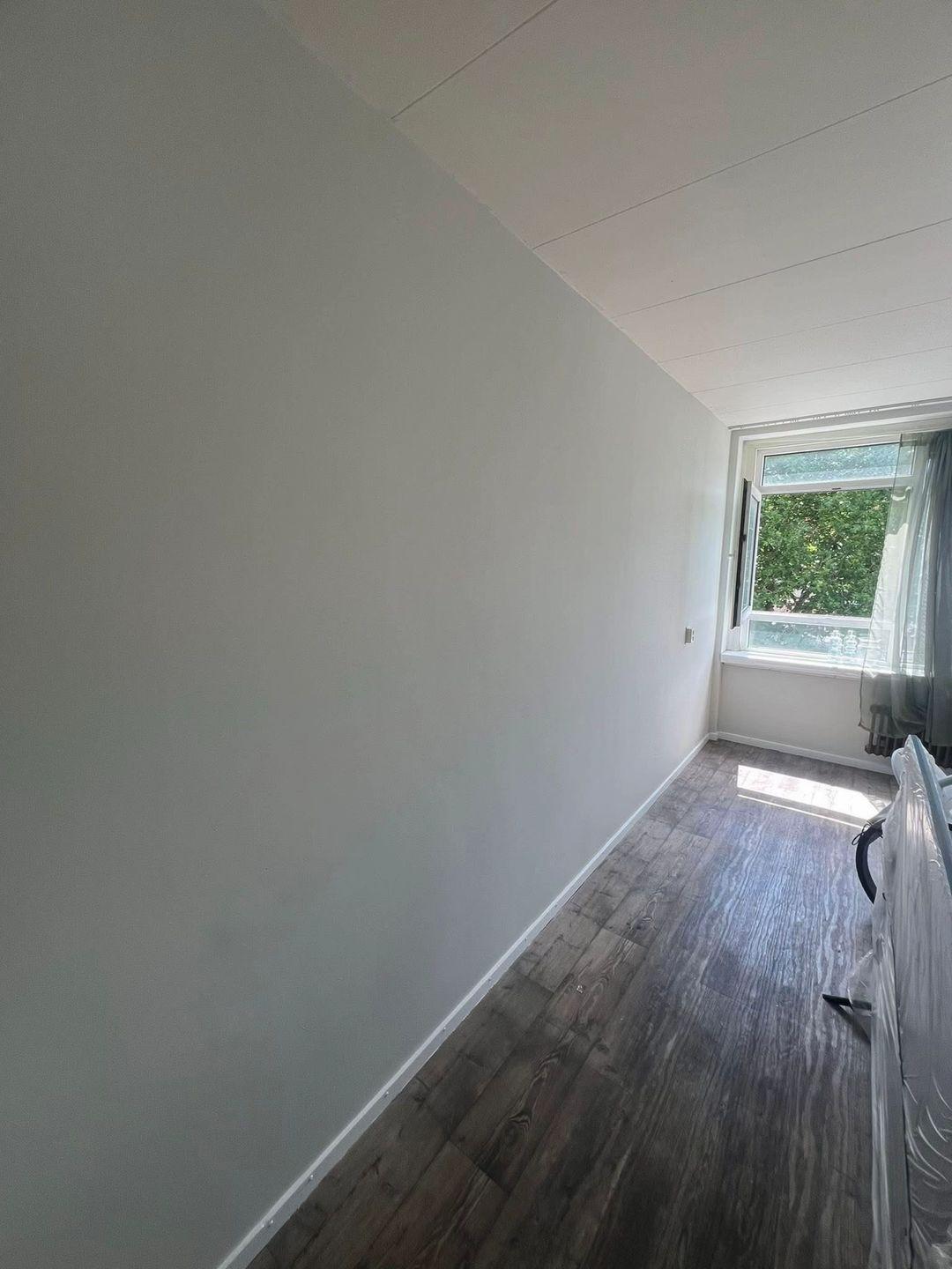 Slaapkamer met geschilderde wanden en kozijn