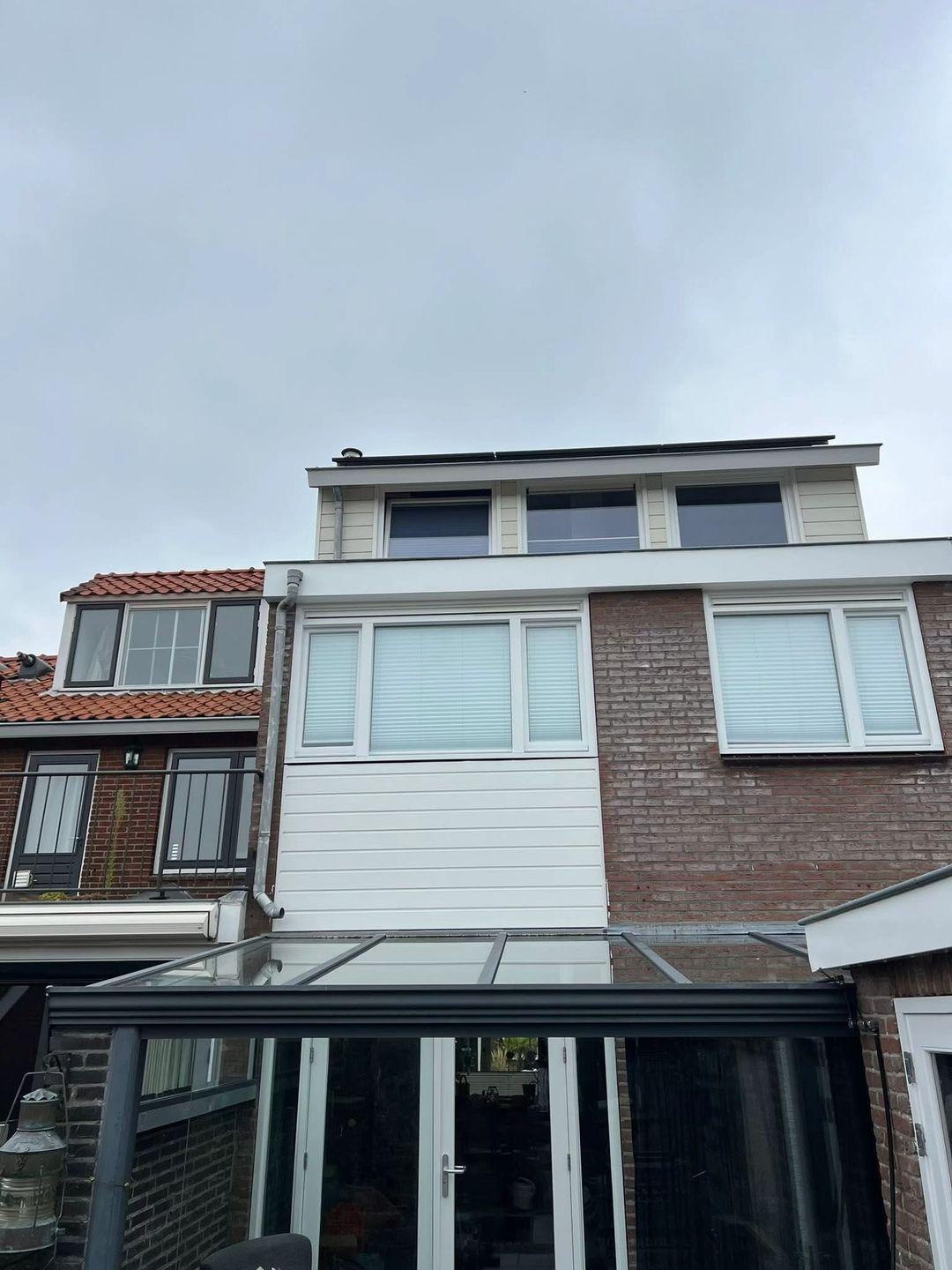 Achtergevel van woning in Sassenheim met geschilderde ramen en kozijnen