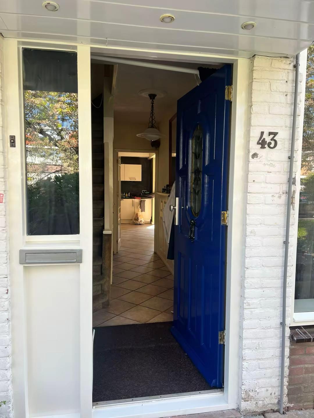 Voordeur en hal van woning in Rotterdam na buitenschilderwerk