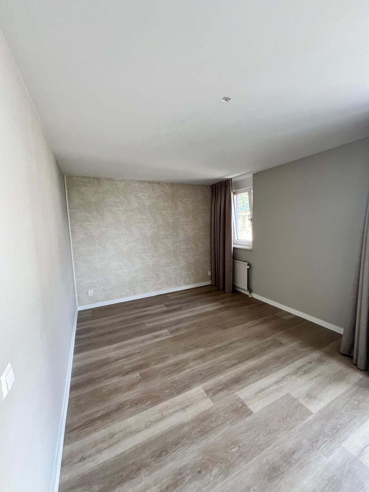Ruimte met geschilderde wanden en plafond