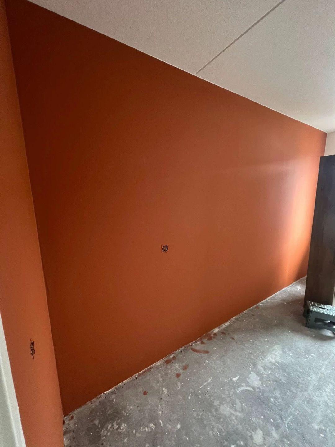 Kamer met terracotta geschilderde wanden in Zoetermeer