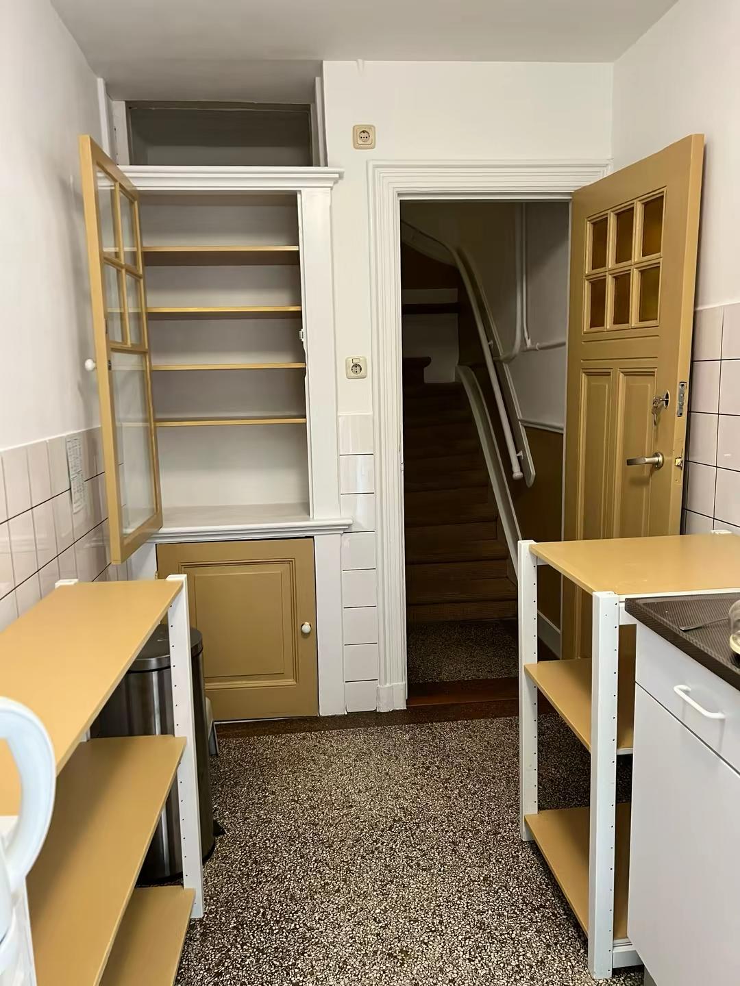 Keuken met geschilderde kasten, deuren en kozijnen in Rotterdam
