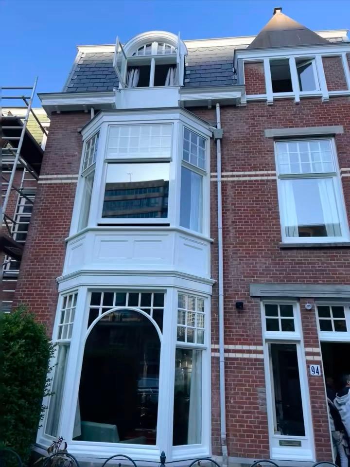 Voorgevel van woning in Den Haag met geschilderde erker en kozijnen