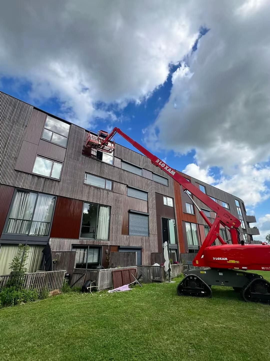 Schilderonderhoud op hoogte langs een gevel met hoogwerker