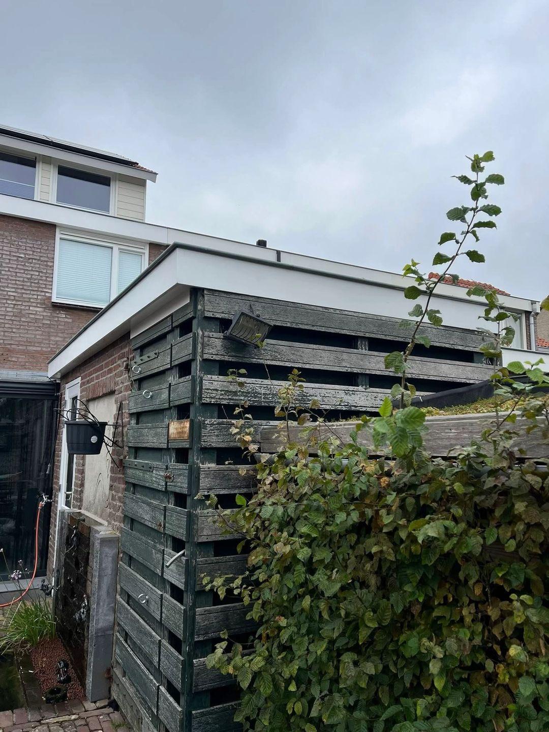 Zijgevel van woning in Sassenheim met geschilderde kozijnen