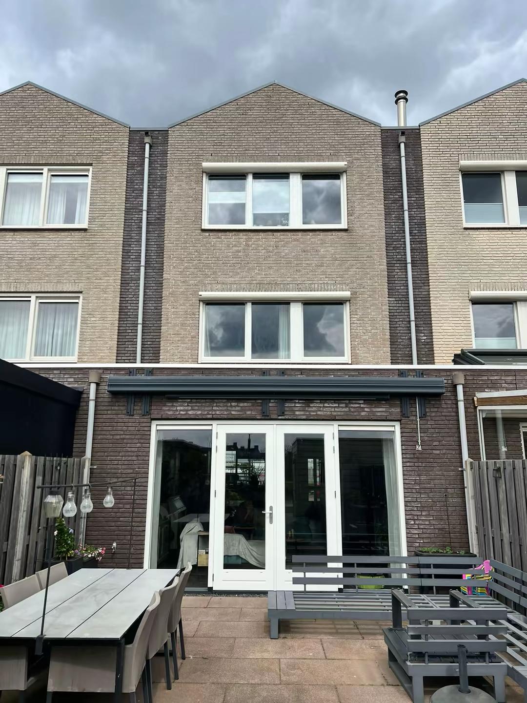 Achtergevel woning in Rijnsburg met geschilderde tuindeuren en kozijnen