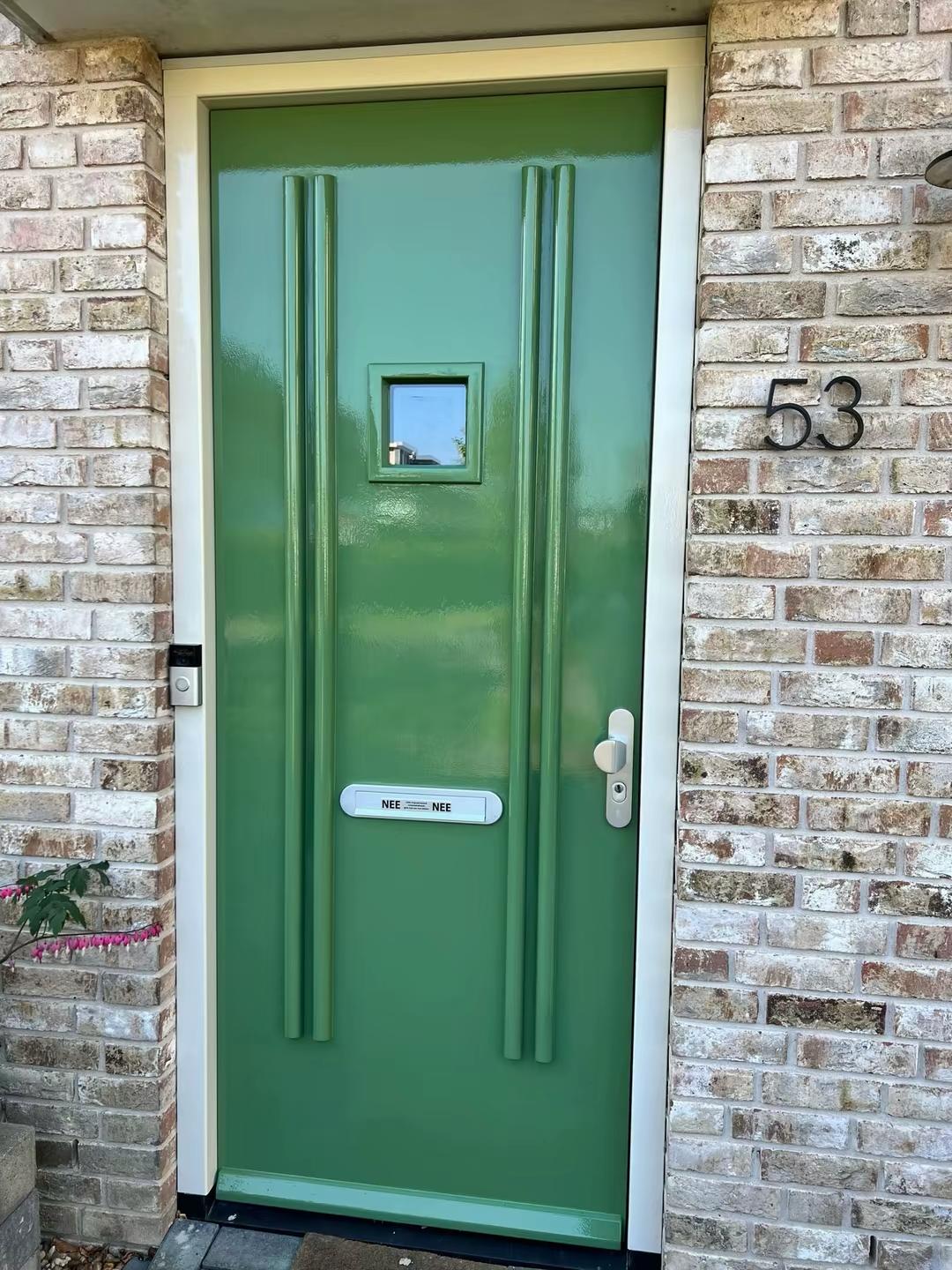 Groene voordeur met wit kozijn in Waddinxveen