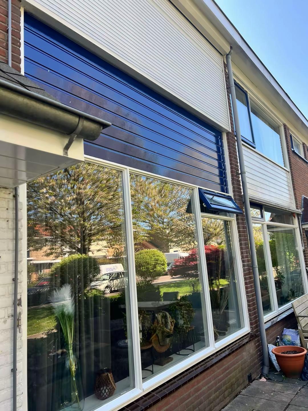Detail van geschilderd raam en kozijn in Rotterdam