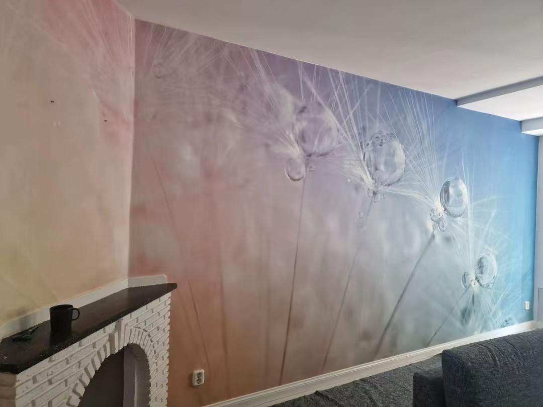 Woonkamer met sfeervol fotobehang van paardenbloemen in zachte tinten