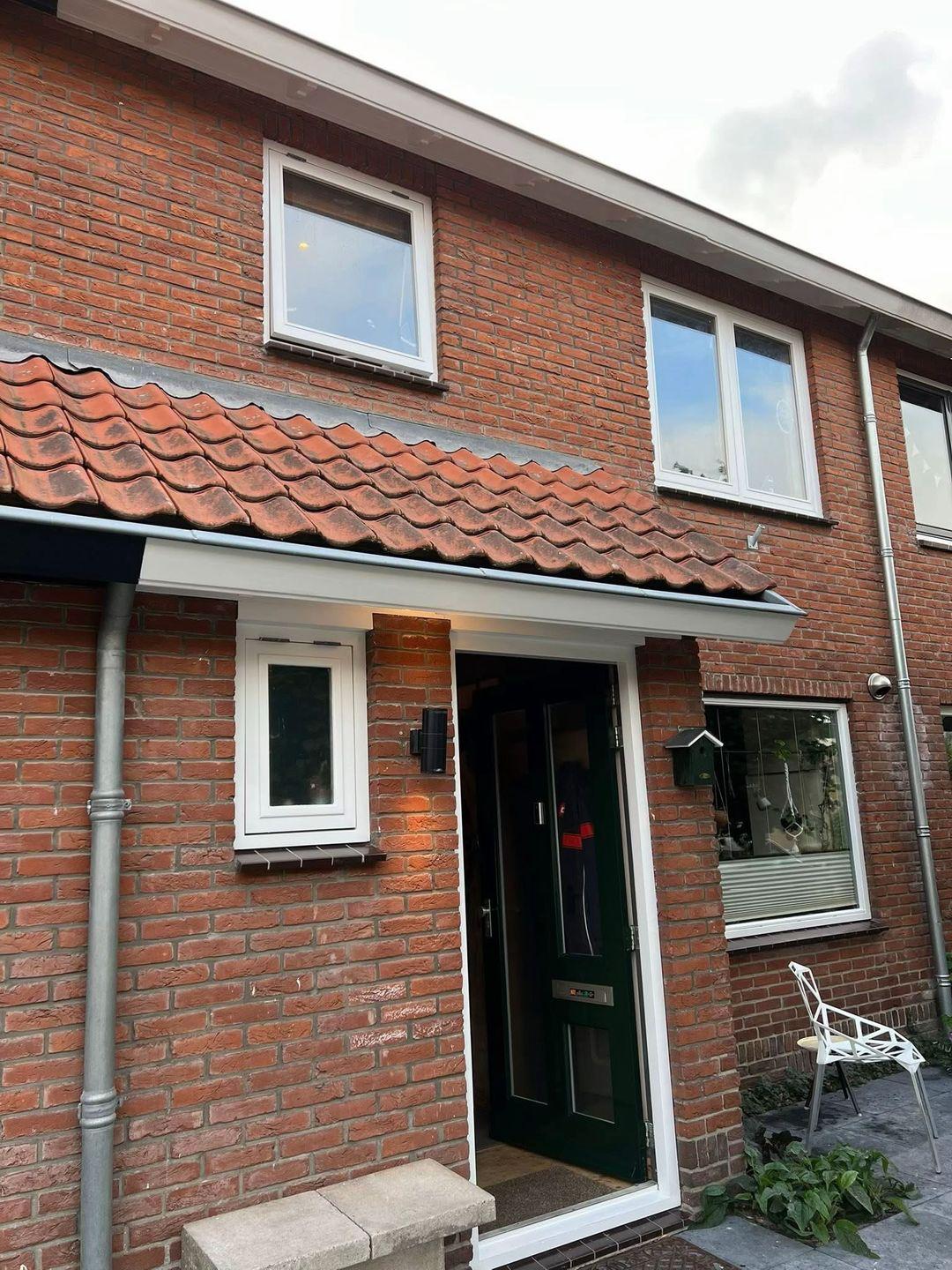Voorgevel van complete woning in Sassenheim na buitenschilderwerk