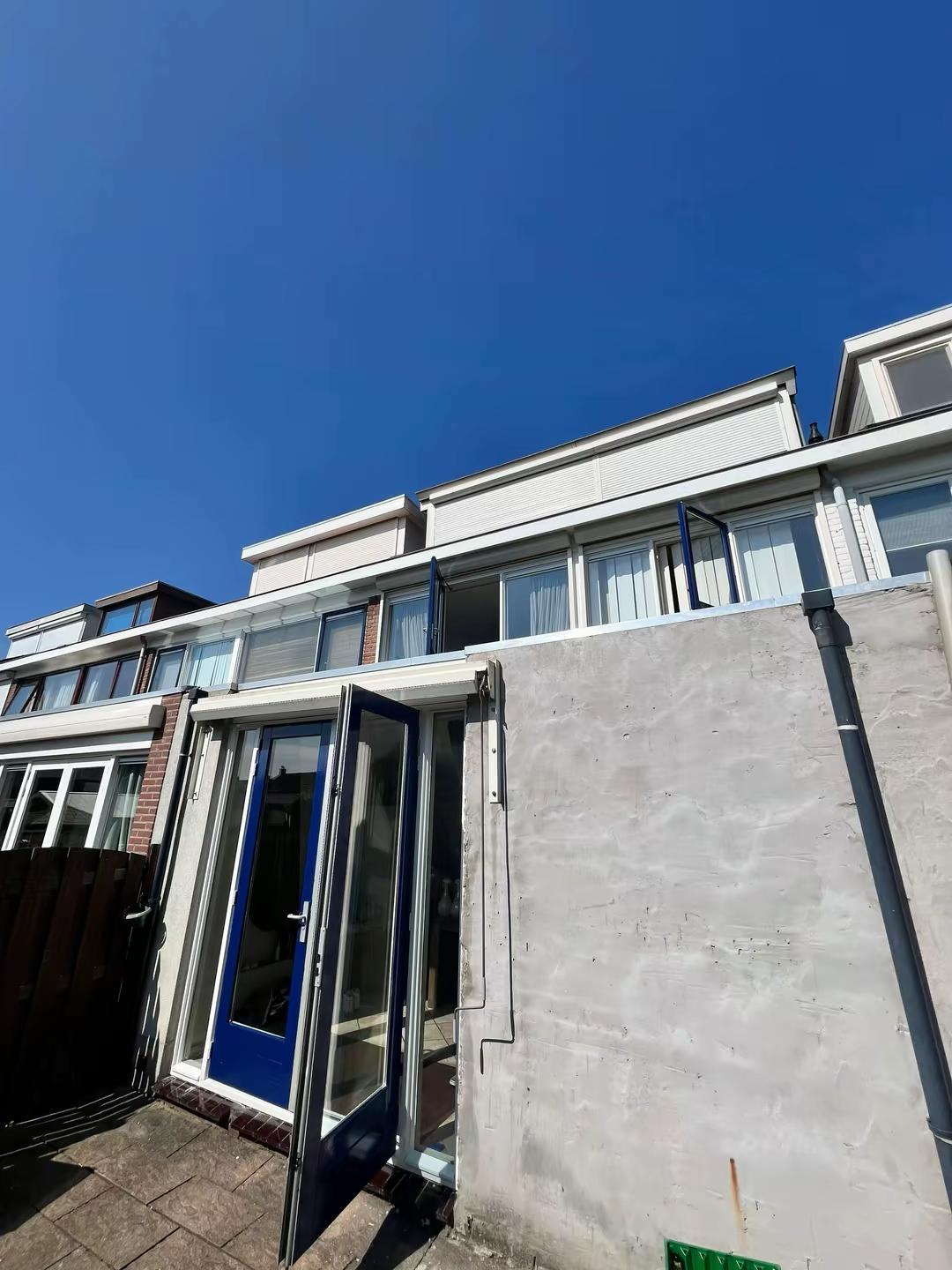 Achtergevel van woning in Rotterdam met geschilderde deuren en ramen