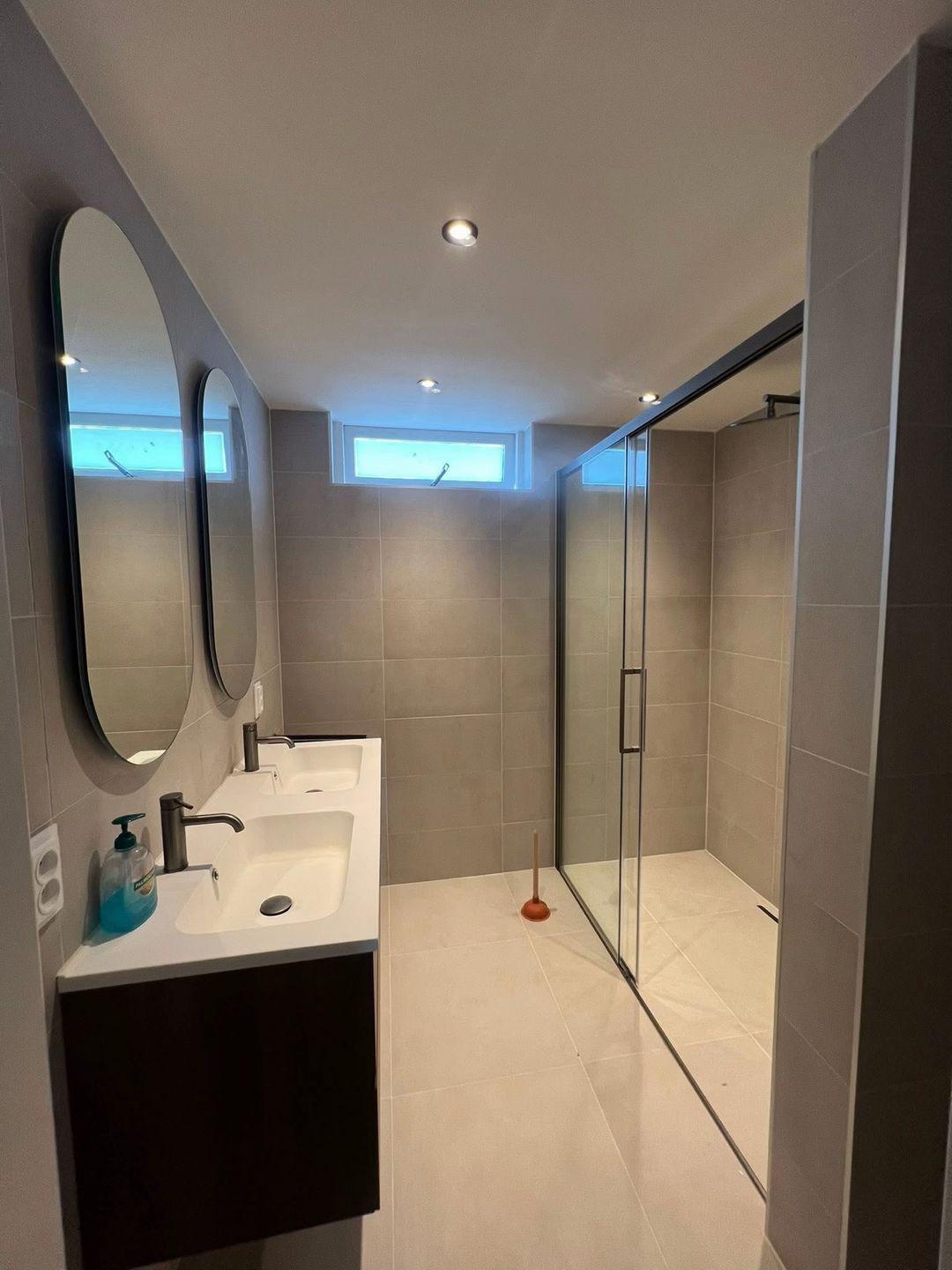 Badkamer met geschilderd plafond in Zoetermeer