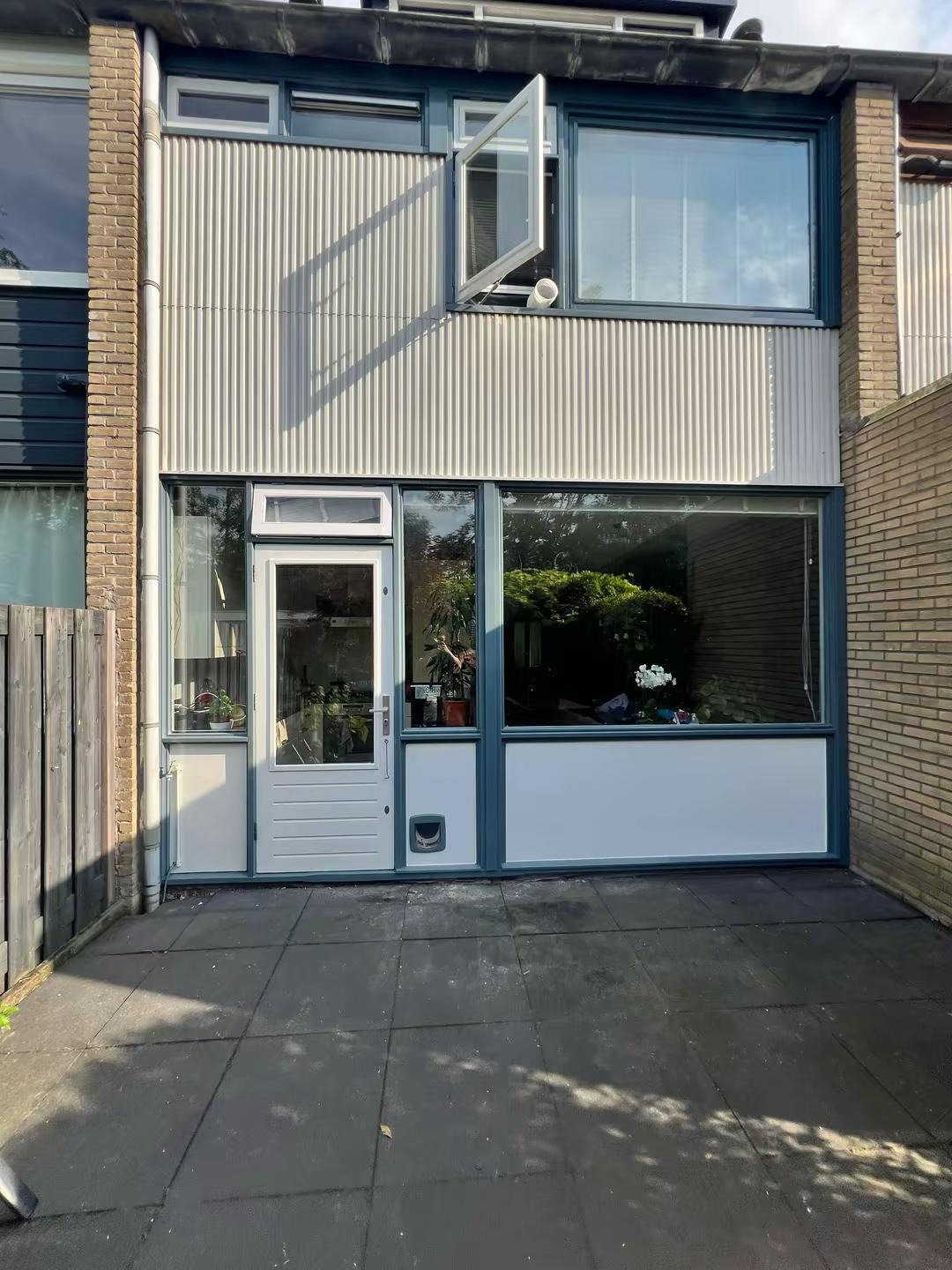 Achtergevel van woning in Delft met geschilderde deur en ramen