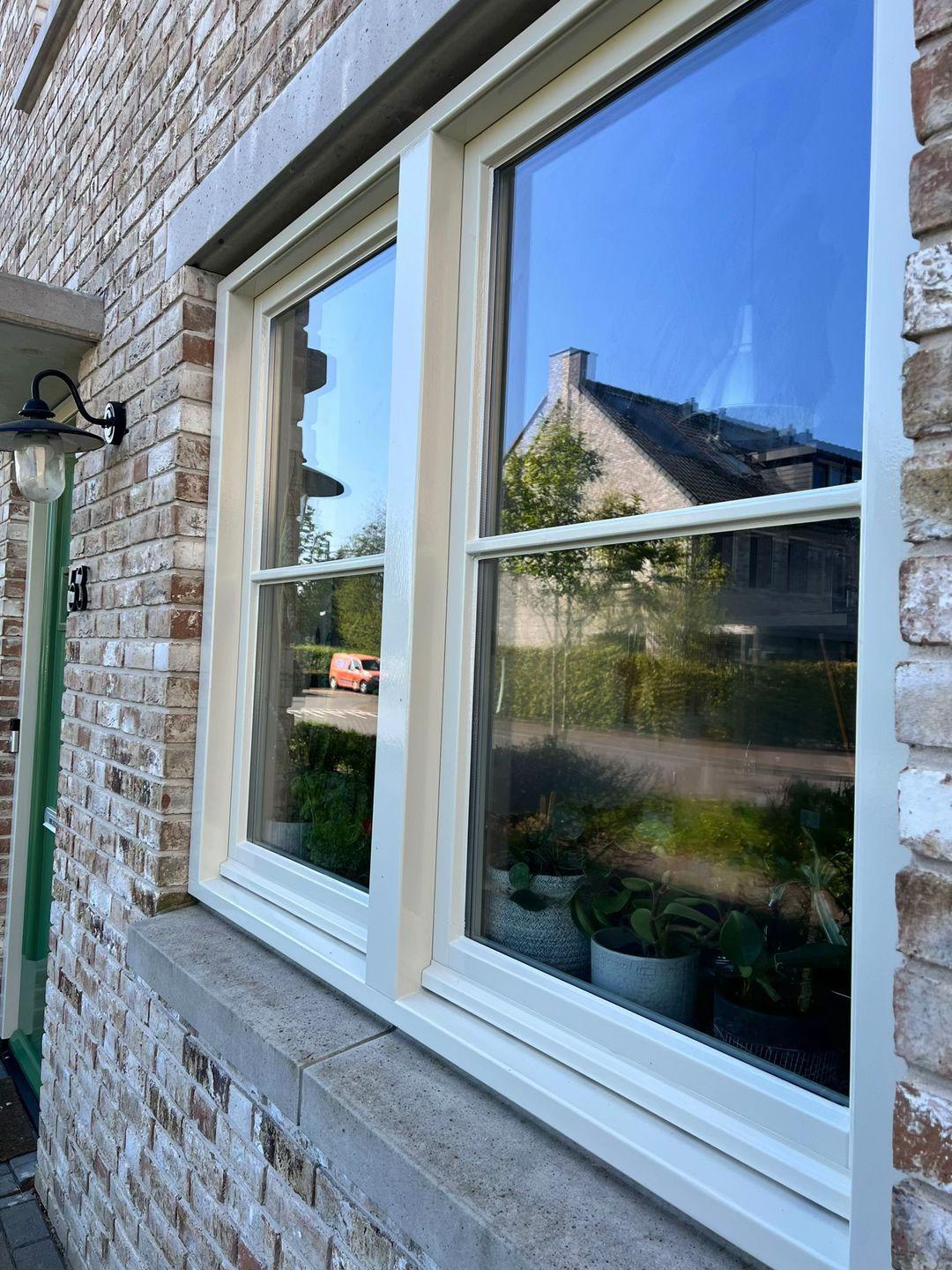 Geschilderde ramen en kozijnen aan voorgevel in Waddinxveen