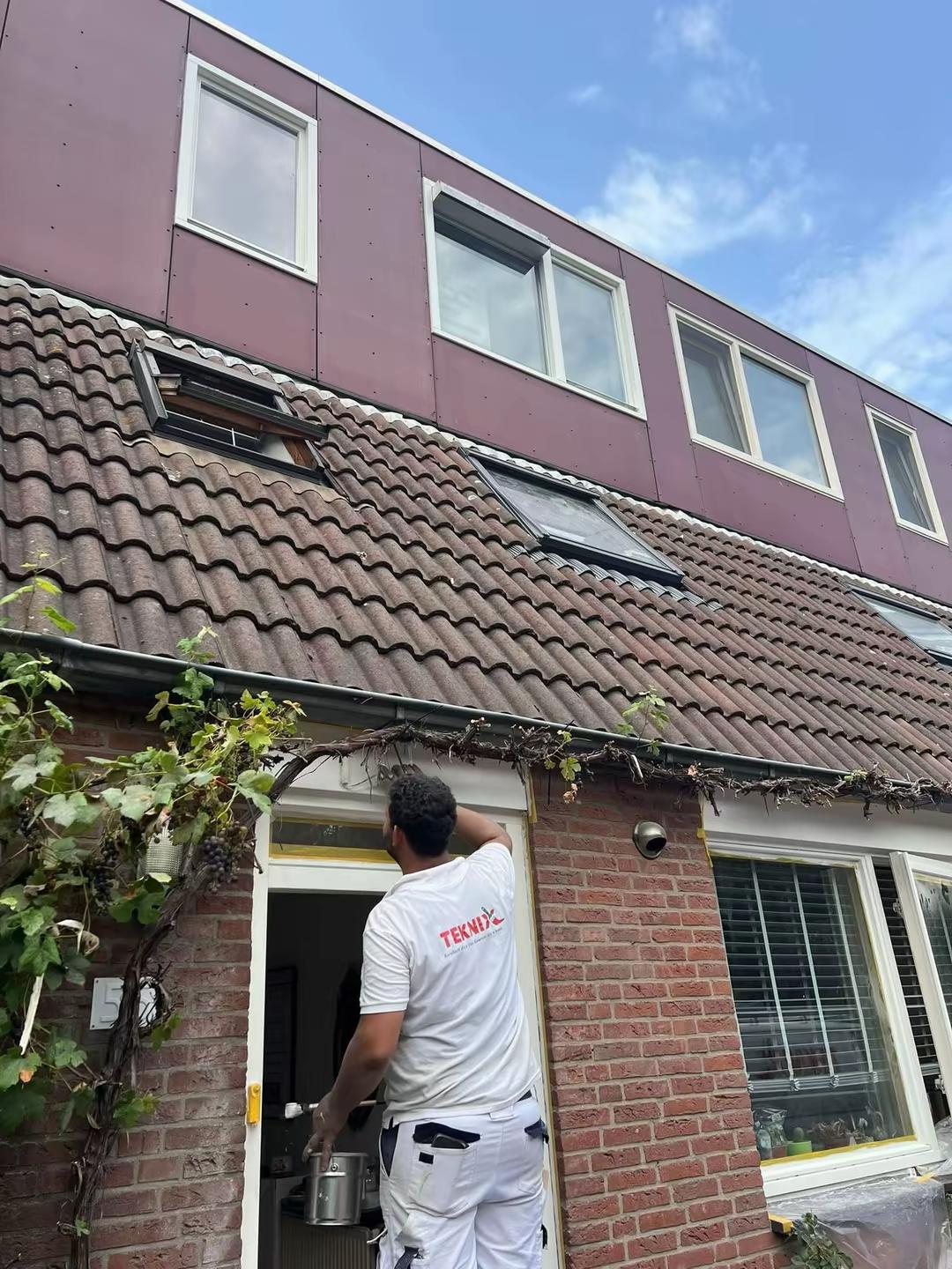 Teknix schilder aan het werk bij buitenschilderwerk in Delft