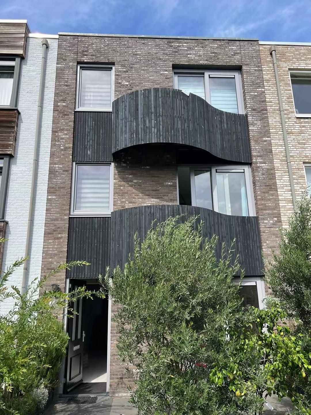 Voorgevel rijtjeshuis in Den Haag met geschilderde deur en ramen