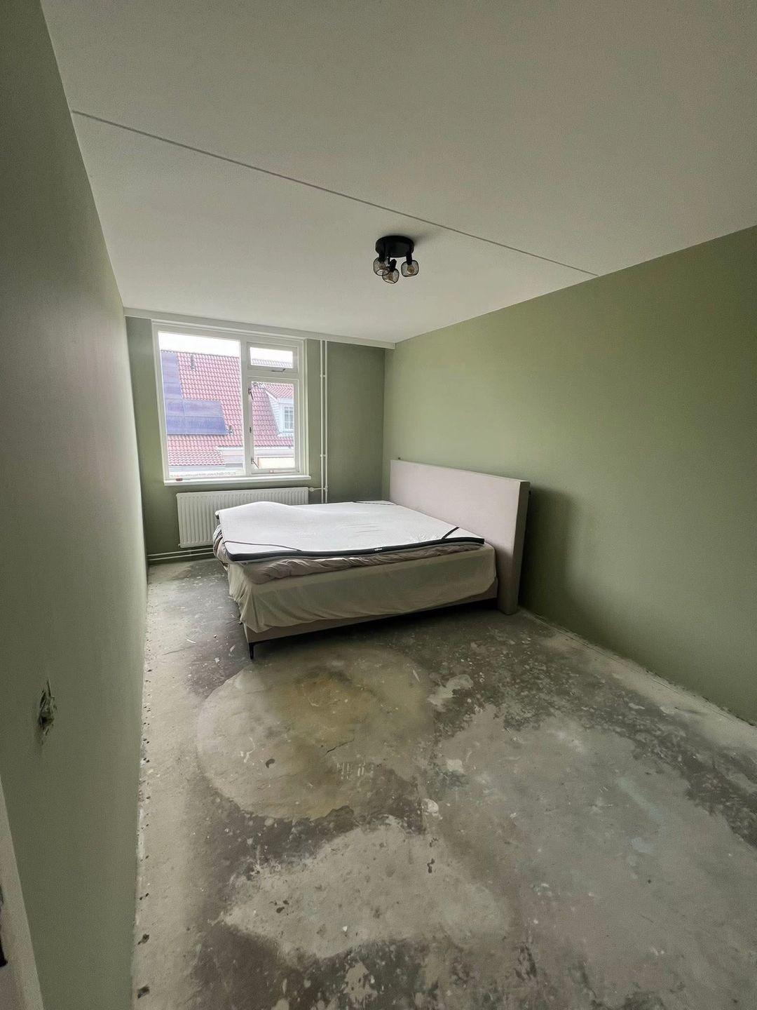 Slaapkamer met groen geschilderde muren in Zoetermeer