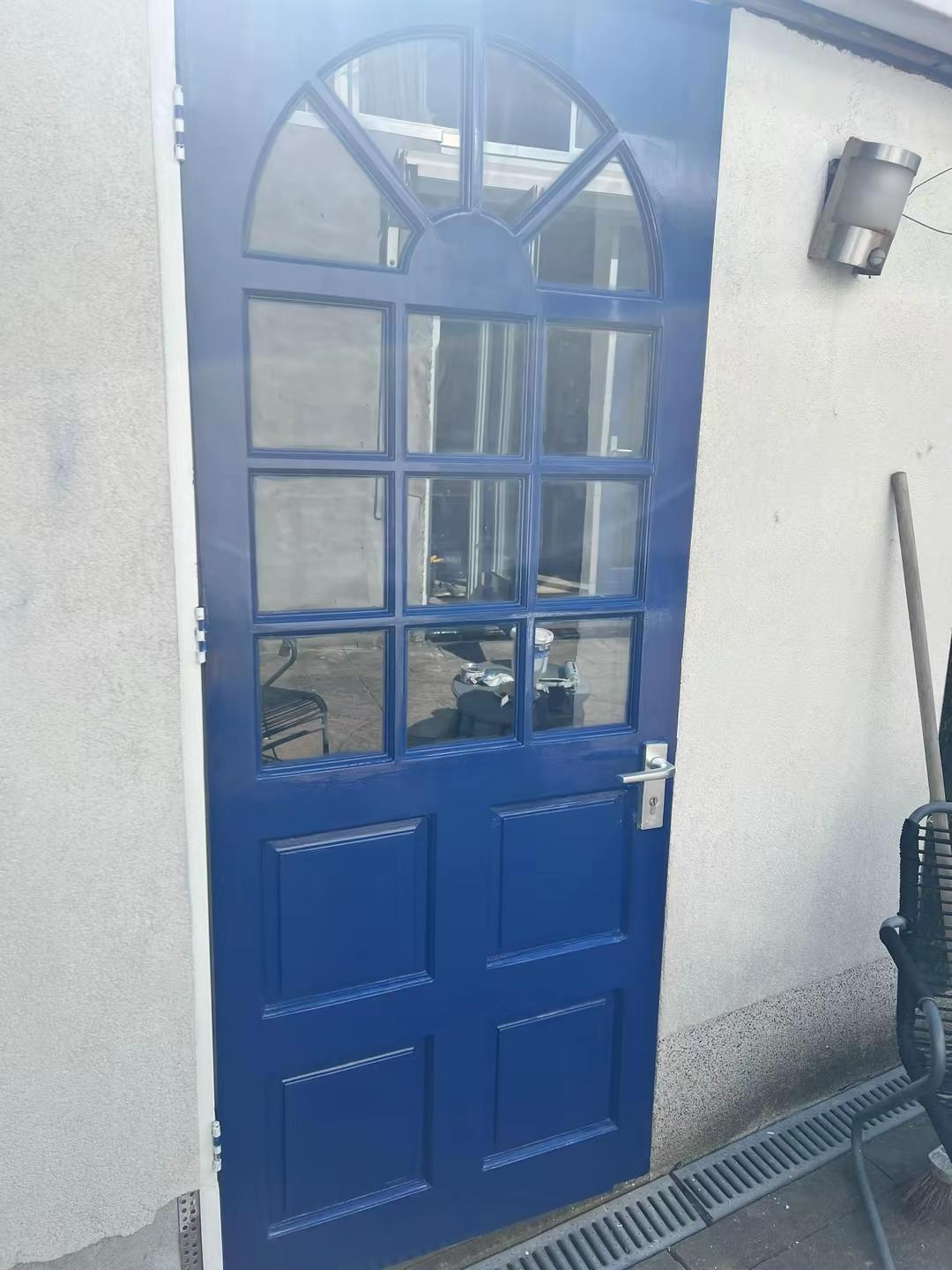 Blauw geschilderde deur met glas-in-lood details in Rotterdam