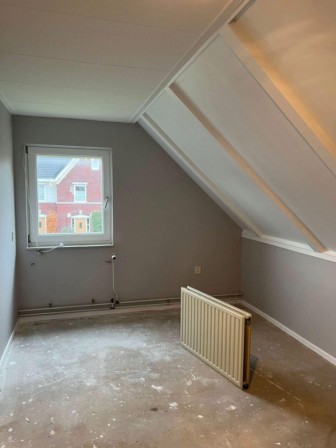 Zolderkamer met schuine daklijn, paneeldeuren en inbouwspots