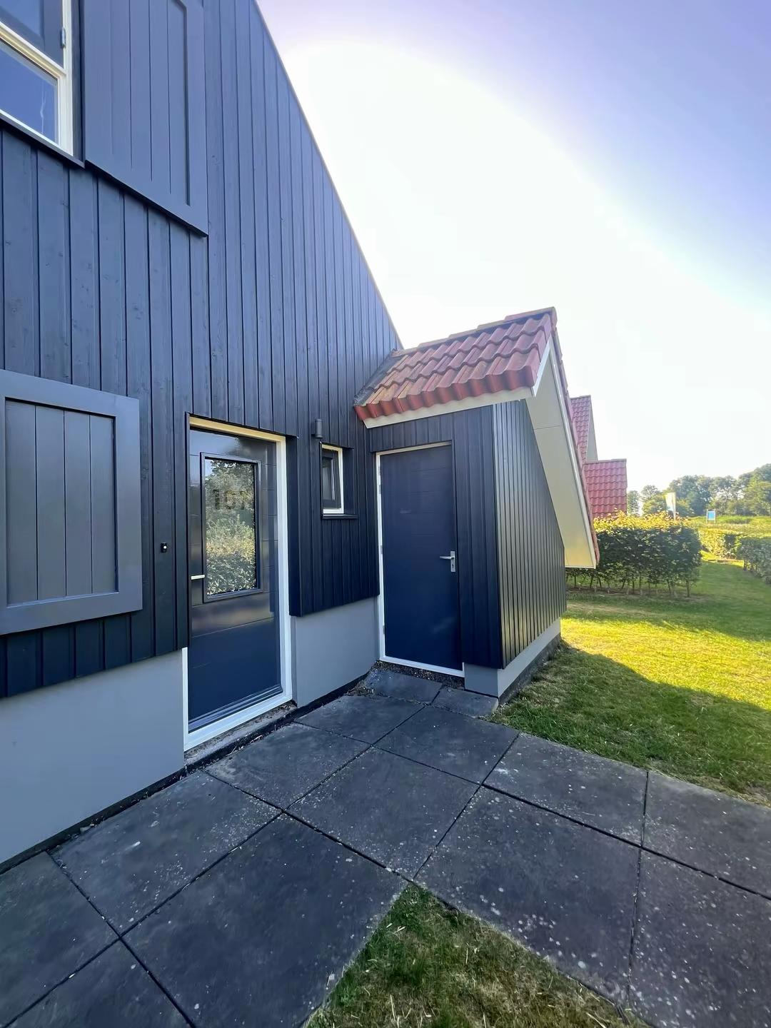 Overzicht van geschilderde villa met tuin en terras
