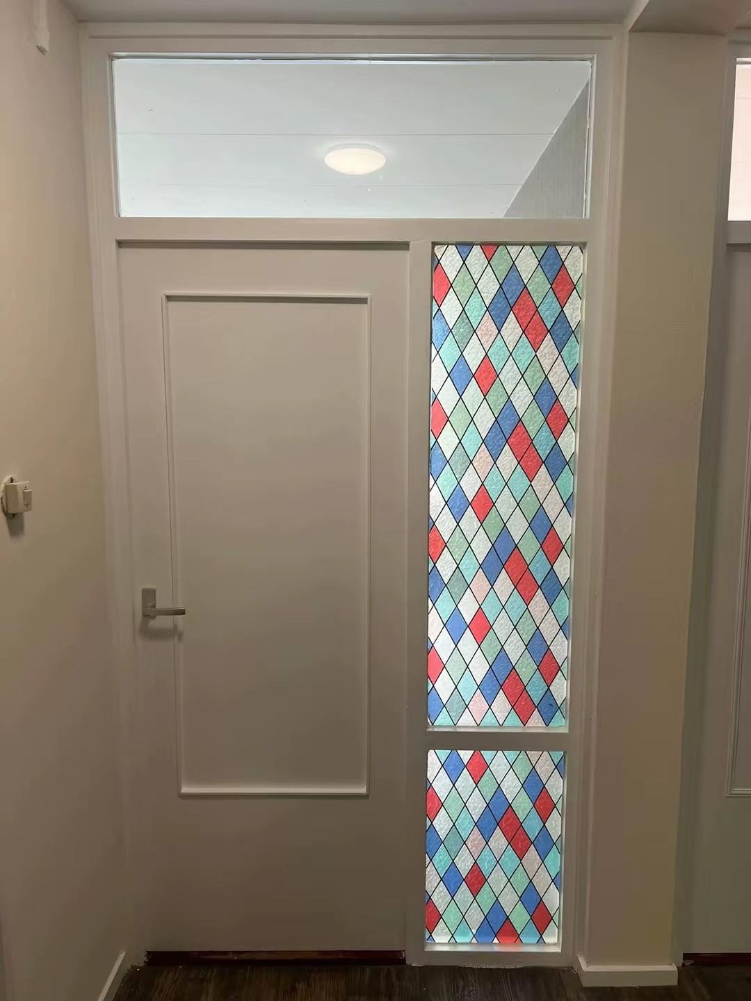 Binnendeur met glas-in-lood zorgvuldig afgeschilderd