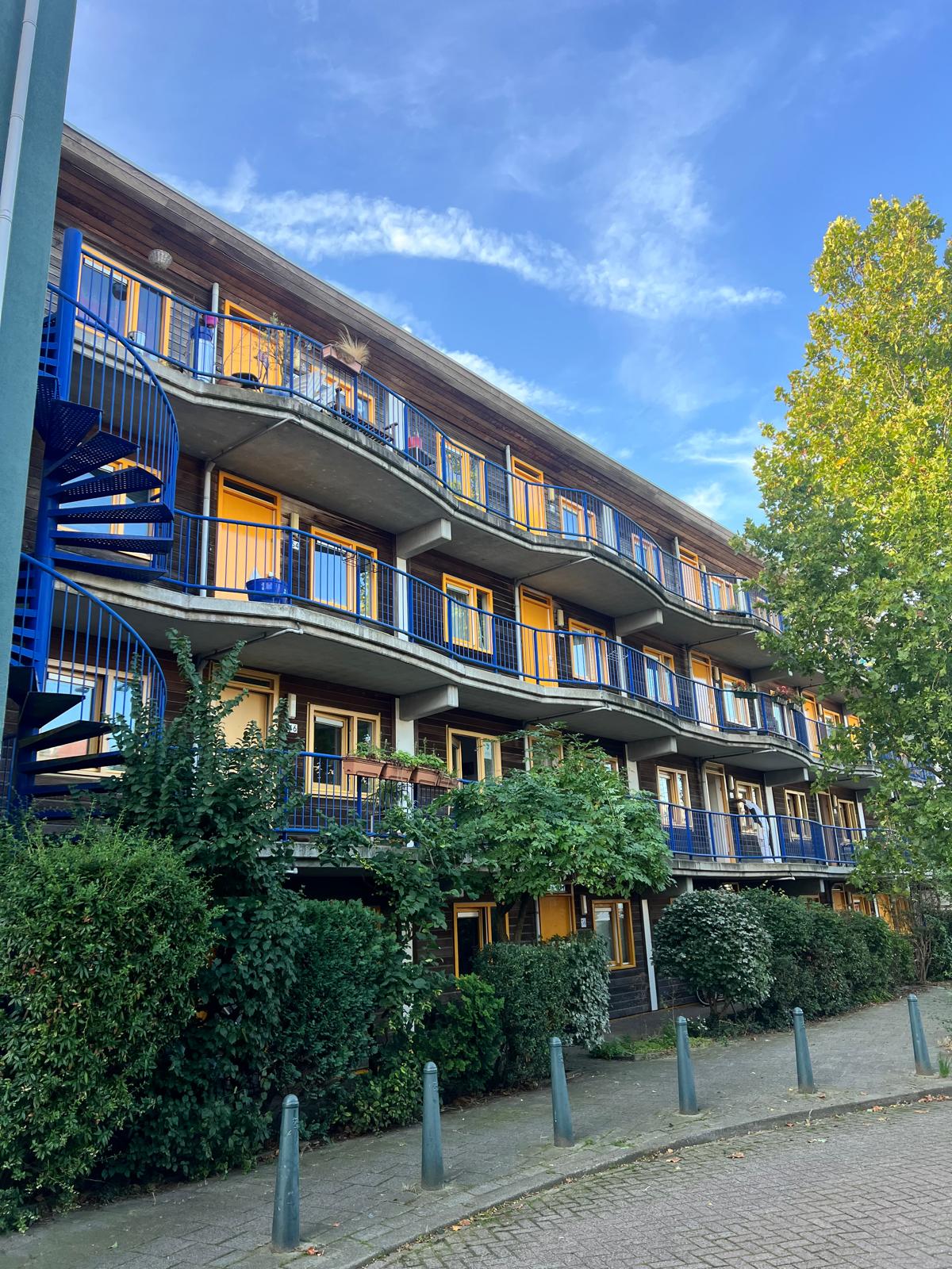Overzicht van het geschilderde appartementencomplex