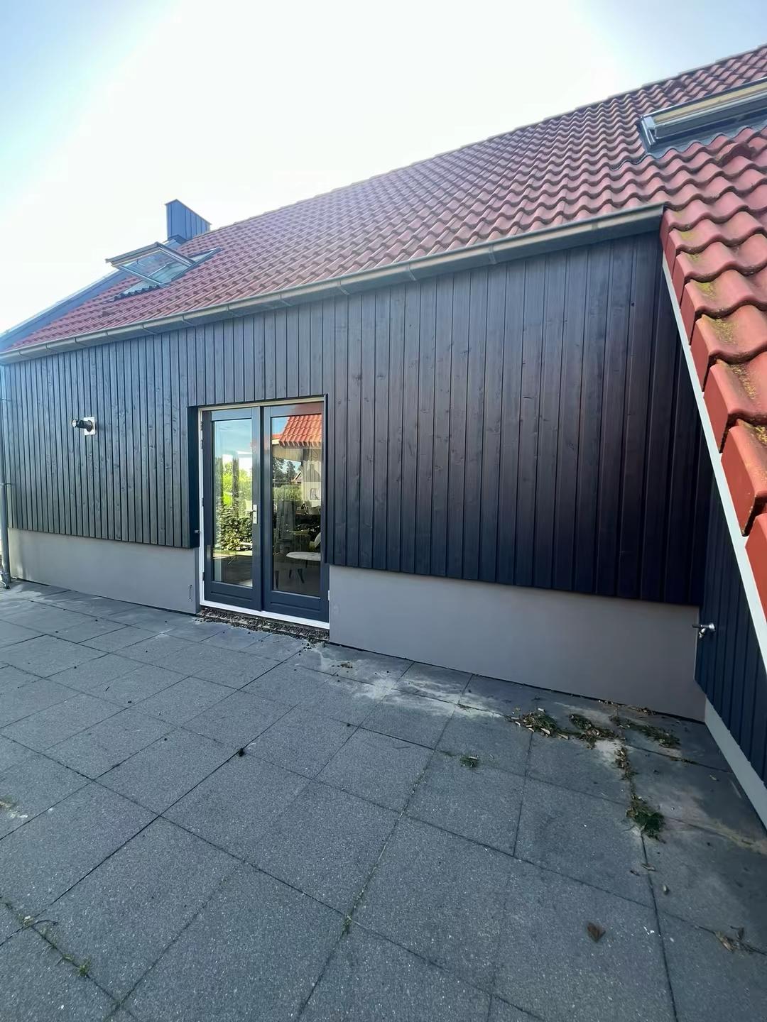 Gevel met geschilderd kozijn en schuifpui