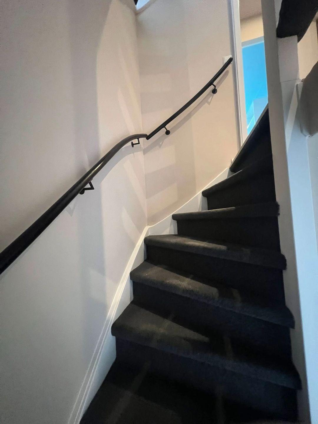 Trapopgang met afgewerkt houtwerk en wanden