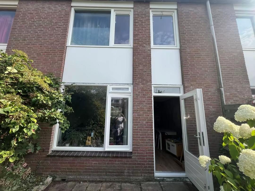 Geschilderde ramen en kozijnen aan achtergevel in Delft