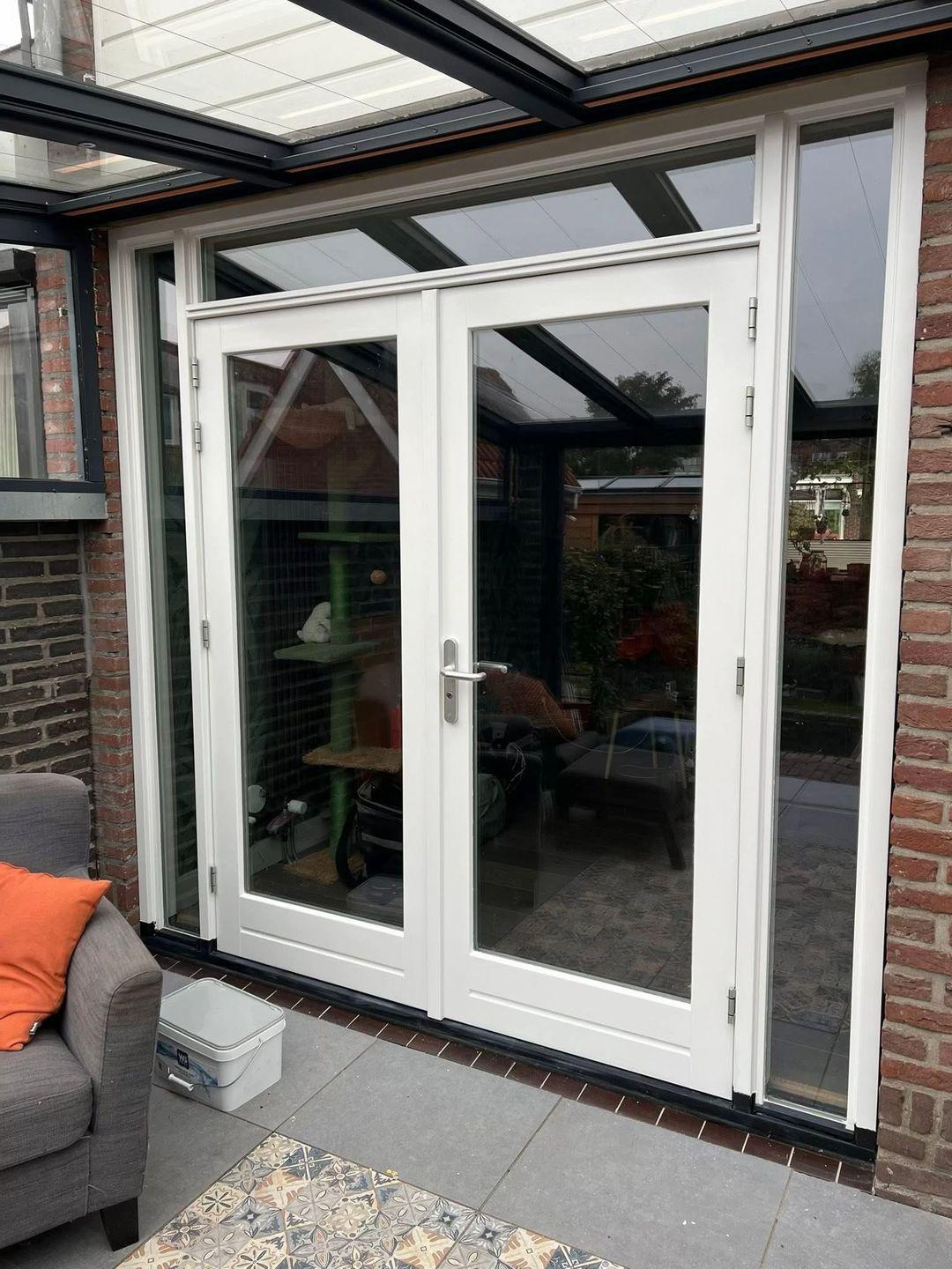Geschilderde tuindeuren en kozijnen aan achterzijde woning in Sassenheim