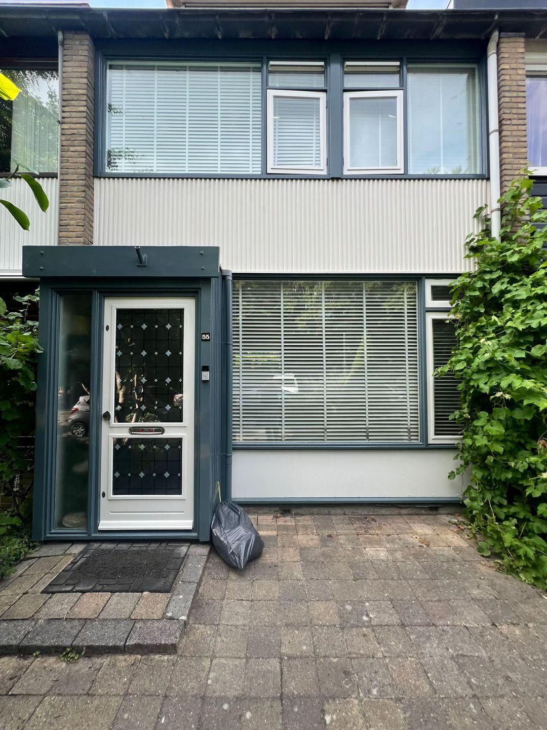 Overzicht voorgevel woning in Delft na buitenschilderwerk