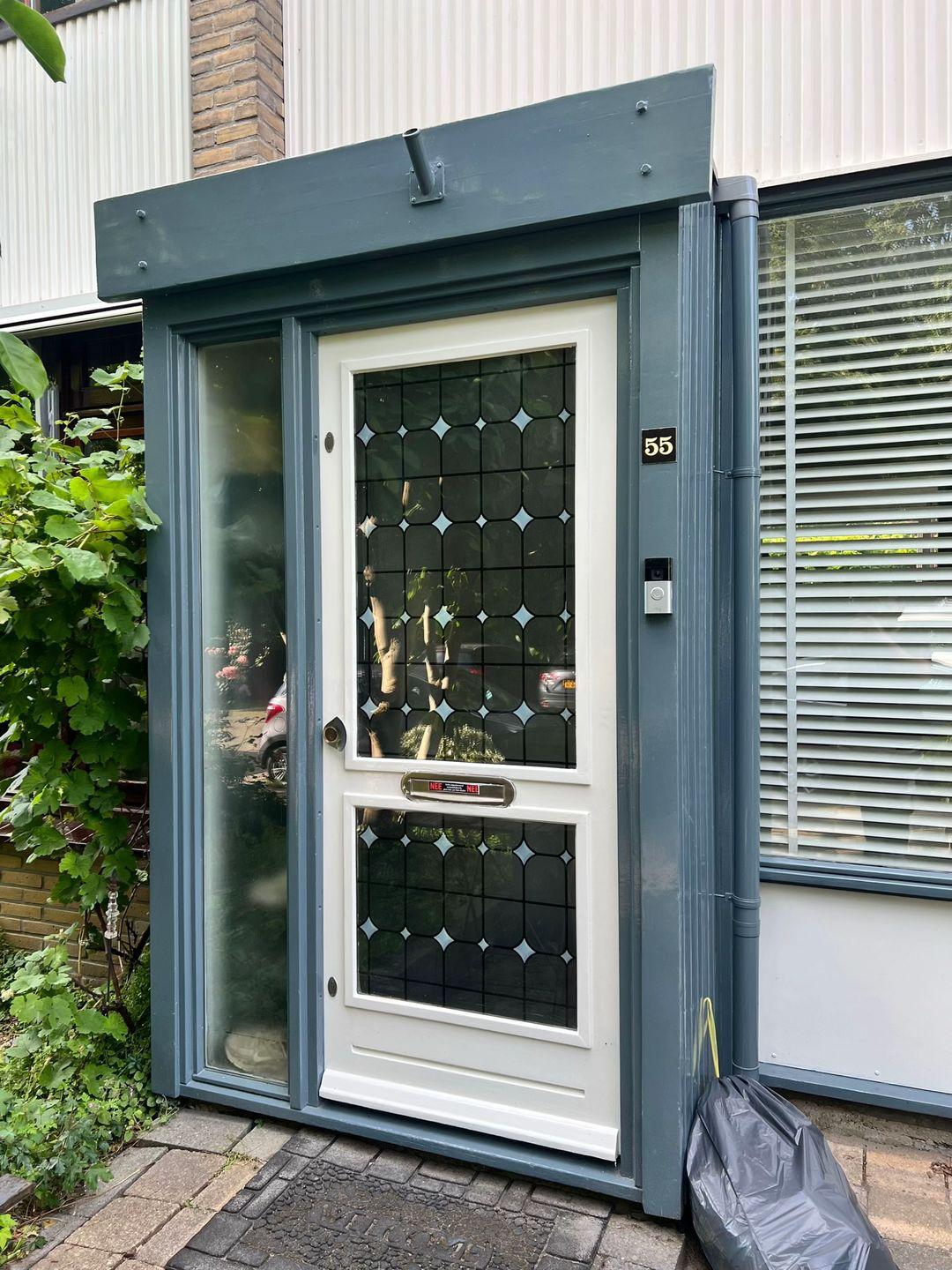 Voordeur met glas in lood en strak geschilderd kozijn in Delft